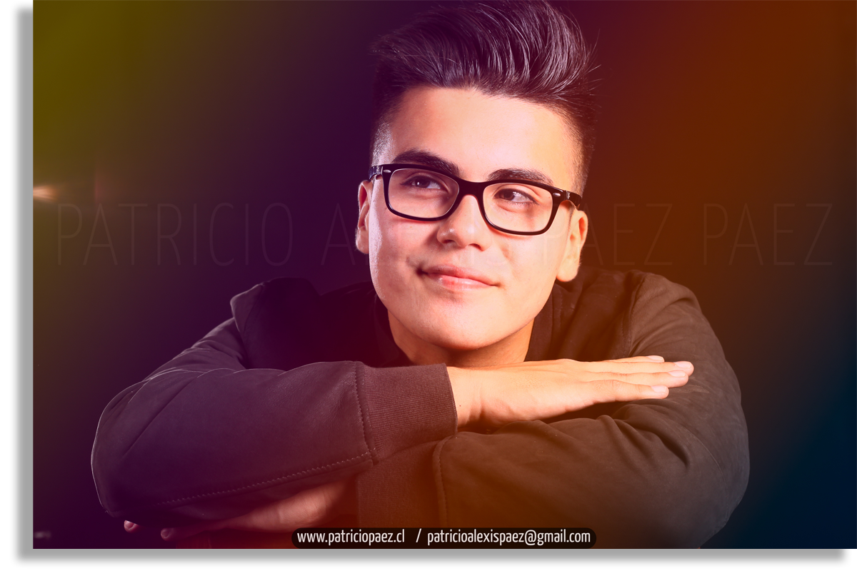 retrato-joven-atractivo-bonito-lindo-atractivo-hermoso-guapo-modelo-adolescente-mirada-con-lentes-chileno-illapelino-chile-book-studio-estudio