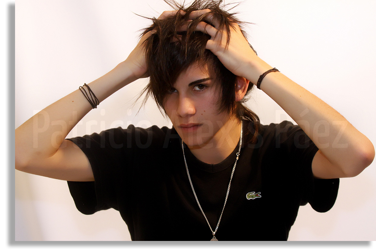 retrato-joven-atractivo-bonito-lindo-atractivo-hermoso-guapo-modelo-adolescente-fondo-blanco-mirada-chileno-antofagastino-chile-book-studio-estudio