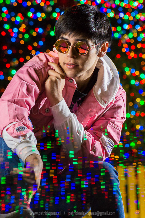 retrato-joven-atractivo-bonito-lindo-atractivo-hermoso-guapo-modelo-adolescente-con-fondo-de-luces-colores-mirada-chileno-illapelino-chile-book-studio-estudio