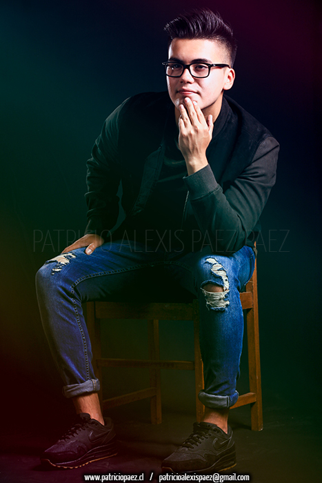 retrato-joven-atractivo-bonito-lindo-atractivo-hermoso-guapo-modelo-adolescente-fondo-negro-mirada-chileno-illapelino-chile-book-studio-estudio