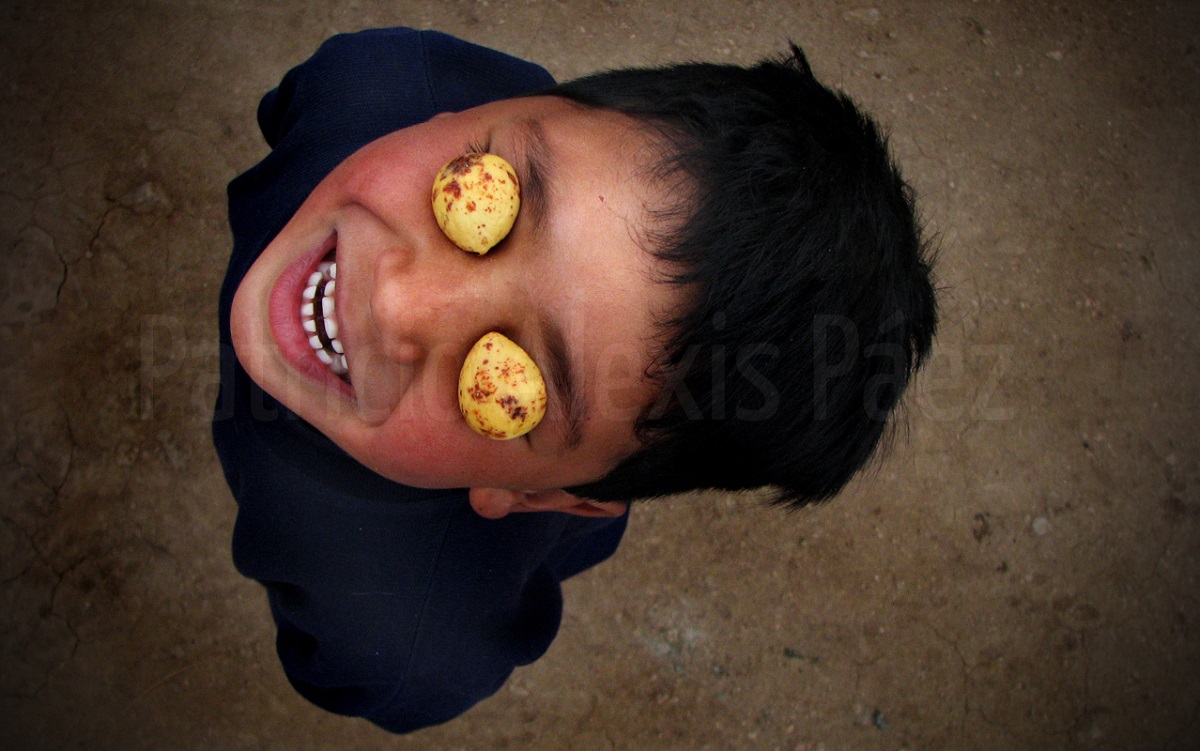 niño sonriendo de alegria con cuescos en los ojos risa retrato portrait