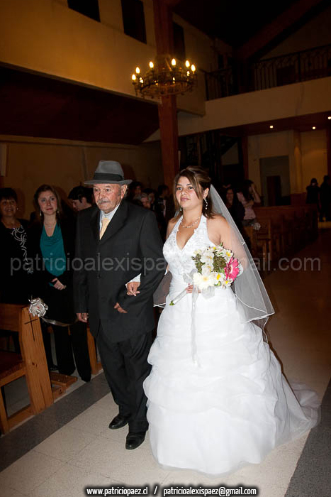 matrimonio-boda-novia-entrando-con-su-padre-chile