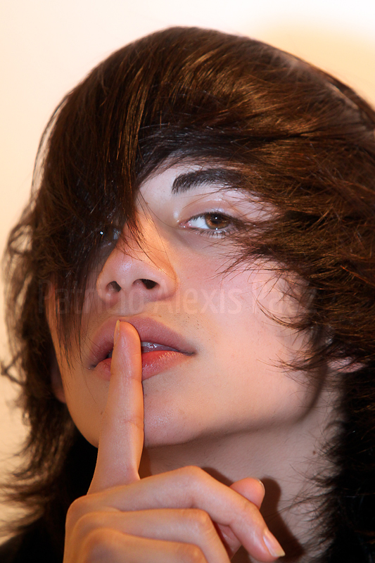 retrato joven teen modelo atractivo bonito lindo teen mirada silencio cara rostro emo 