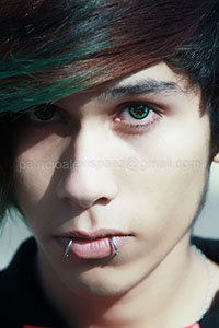 joven emo piercing mirada rostro mirada cara