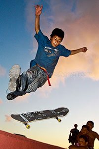 skaters niño saltando